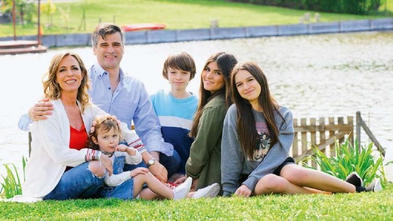 Sandra Borghi con sus hijos Josefina y Valentín; la hija de Fernando, Isabella; y Juana, la nena que tienen en común.