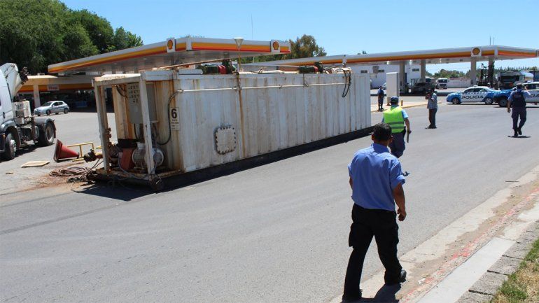 A un camión se le cayó una pileta petrolera mientras circulaba por Centenario