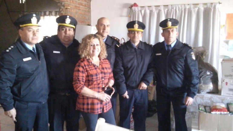 La Policía donó también una cama y una puerta.