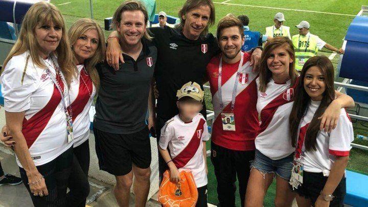 El Tigre Gareca junto a toda su familia.