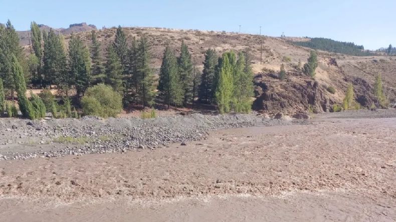 Las tormentas arrastraron los bordes de los ríos y el agua baja turbia. | LM Neuquen Las tormentas arrastraron los bordes de los ríos y el agua baja turbia.