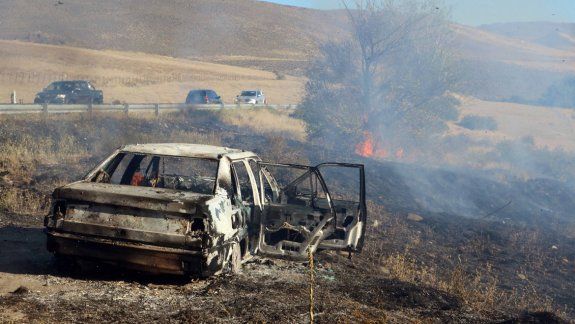 Junín: se salvaron de milagro tras incendiarse por completo su auto