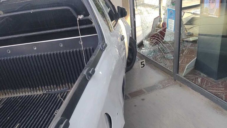 El sargento de la Policía de Chubut chocó una camioneta que terminó contra el frente de una concesionaria de autos. El sargento de la Policía de Chubut chocó una camioneta que terminó contra el frente de una concesionaria de autos.
