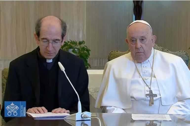 El Papa no pudo dar el Ángelus y le cedió la palabra al monseñor Paolo Braida. El Papa no pudo dar el Ángelus y le cedió la palabra al monseñor Paolo Braida.