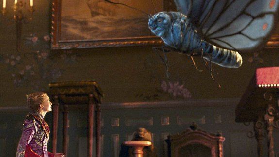 Alicia recibe la visita de la &nbsp;mariposa Absolem, &nbsp;que la guía hacia un misterioso espejo que resulta ser un portal de regreso al País de las Maravillas.