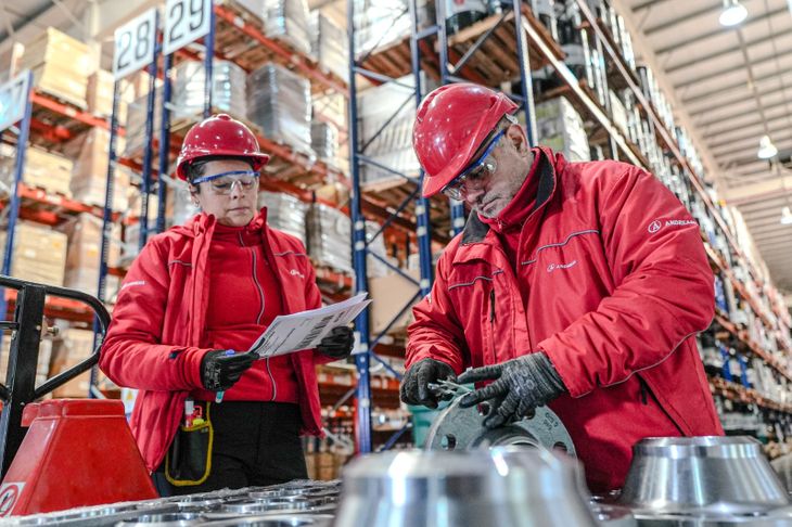 Con una nueva planta en Neuquén y un equipo de 500 especialistas en sistemas, Andreani busca reducir el lifting cost de las operadoras mediante la centralización de servicios y stock en tiempo real. Con una nueva planta en Neuquén y un equipo de 500 especialistas en sistemas, Andreani busca reducir el lifting cost de las operadoras mediante la centralización de servicios y stock en tiempo real.