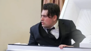 se emborracho, organizaron un funeral y le hicieron creer que estaba muerto se emborracho, organizaron un funeral y le hicieron creer que estaba muerto