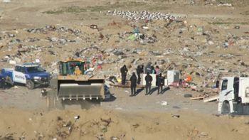 Policías de Santa Cruz en el basural en el que murió el hombre que solía ir a buscar latas y cables de cobre, entre otros desechos. A la derecha, el camión que lo aplastó. Policías de Santa Cruz en el basural en el que murió el hombre que solía ir a buscar latas y cables de cobre, entre otros desechos. A la derecha, el camión que lo aplastó.