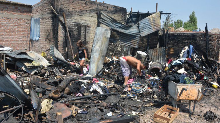 El fuego consumió todo el depósito y afectó a otras dos viviendas.