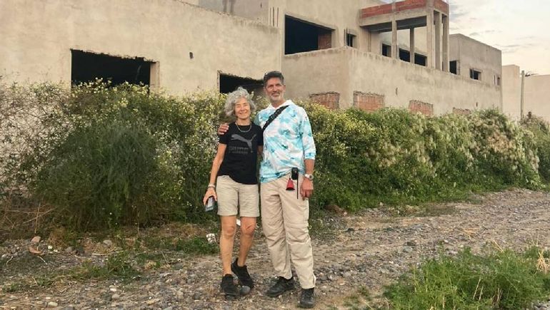 Leonardo y su pareja en 2023 en el departamento de sus sueños. Hoy el lugar está igual. No pueden habitarlo y VM SRL está concursada. Leonardo y su pareja en 2023 en el departamento de sus sueños. Hoy el lugar está igual. No pueden habitarlo y VM SRL está concursada.