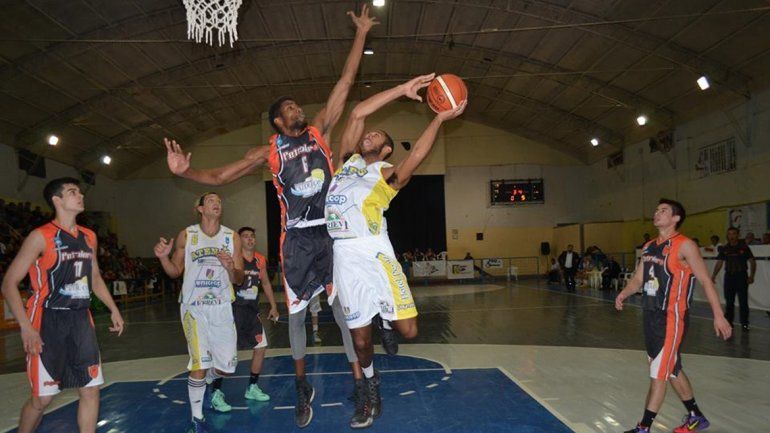 Elbert Fuqua fue uno de los goleadores con 22 puntos.