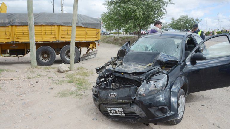 El Ford Ka quedó destruido y el conductor fue trasladado por el SIEN.