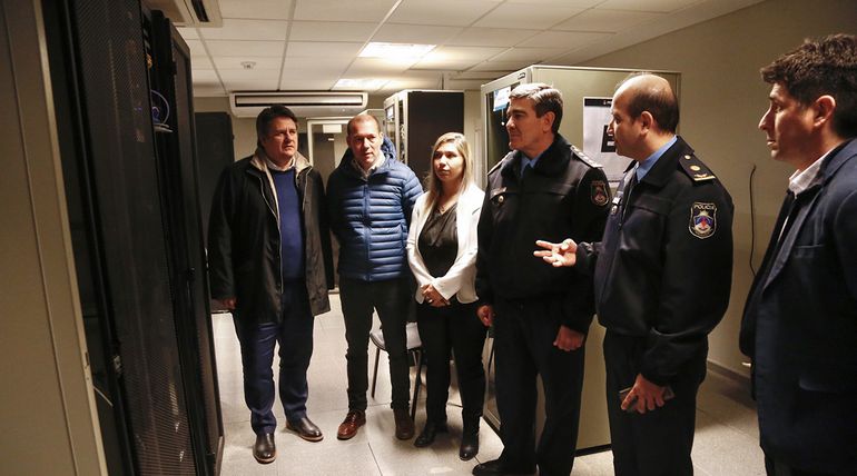 Autoridades durante la recorrida. Autoridades durante la recorrida.