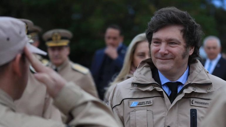 En medio del debate de la Ley Ómnibus, Javier Milei habló de la marca de sus zapatillas en las redes