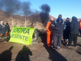 La UOCRA en un corte de ruta hacia Rincón de los Sauces, con afectación de la actividad petrolera.