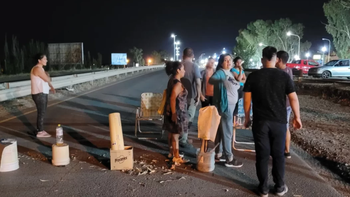 crece la tension con piquetes en centenario por la falta de agua crece la tension con piquetes en centenario por la falta de agua