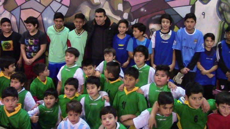 El Huevo Acuña visitó a los chicos de escuelas de fútbol