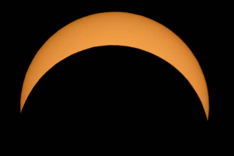 Durante el eclipse solar, la Luna se ve pasar frente al Sol. Durante el eclipse solar, la Luna se ve pasar frente al Sol.