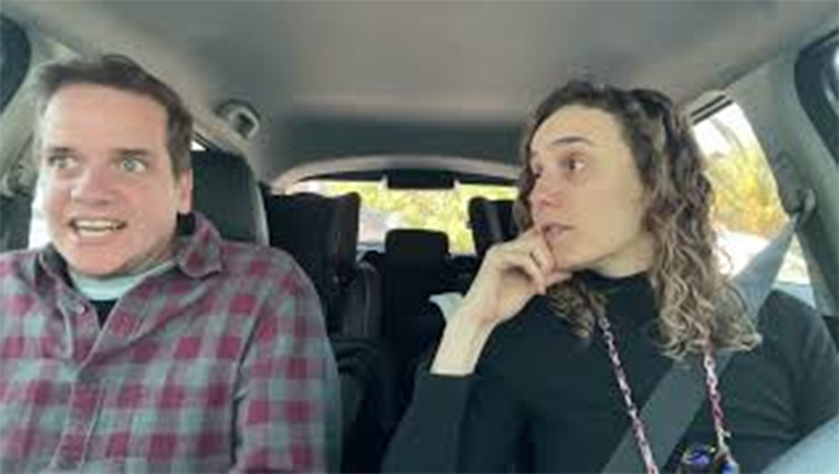 El video viral de la pareja que busca figuritas del Mundial