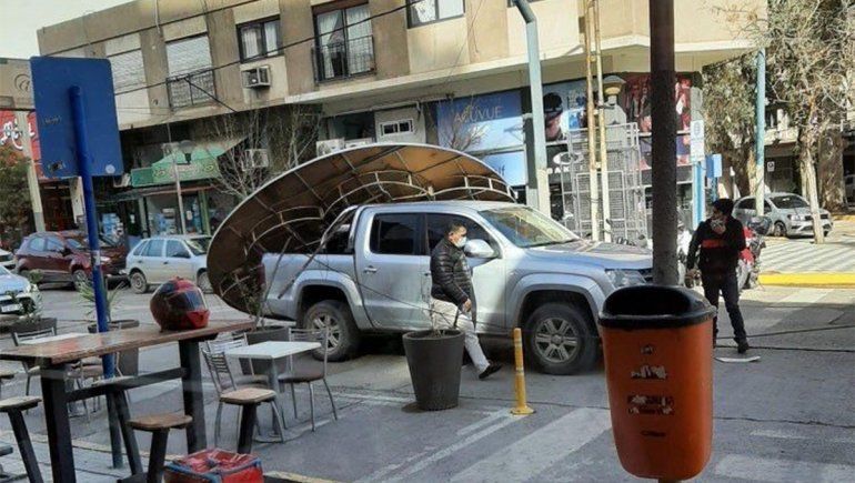 El cartel de una heladería céntrica se cayó por el fuerte viento