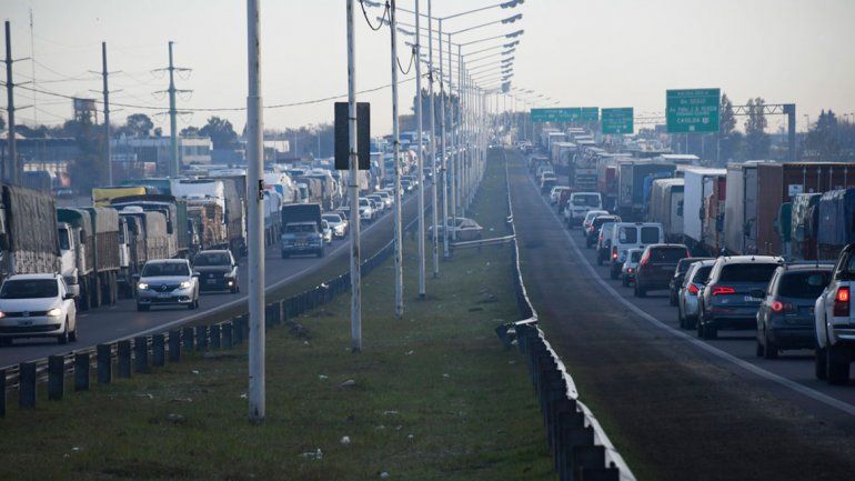 Quiso robarle el auto y el dueño lo pasó por encima