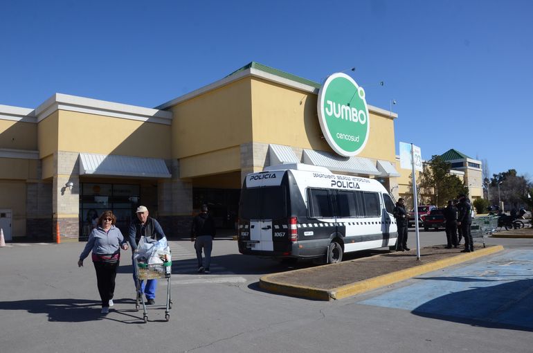 Empleado de reconocido súper se disponía a trabajar cuando cayó al suelo muerto. Empleado de reconocido súper se disponía a trabajar cuando cayó al suelo muerto.