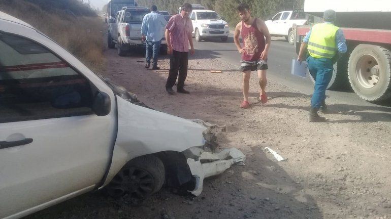 Fuerte choque entre un auto y un colectivo en la Ruta 7