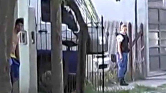 La mujer está detenida. Los otros chicos tienen 11 y 14 años.