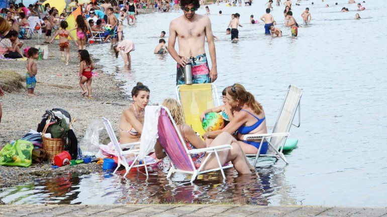 Reposeras y mate en el río. Un clásico del verano neuquino.