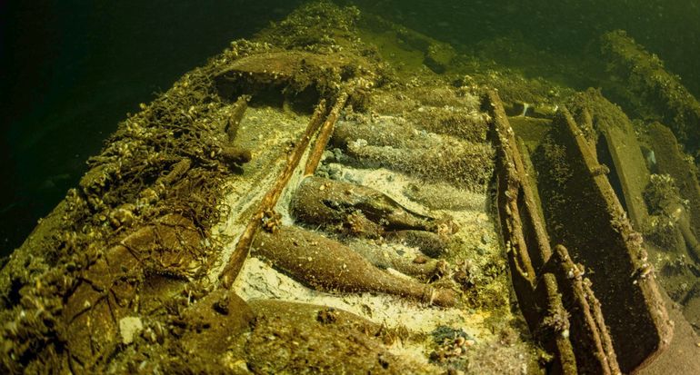 Otra imagen de las botellas en la bodega del velero. Otra imagen de las botellas en la bodega del velero.