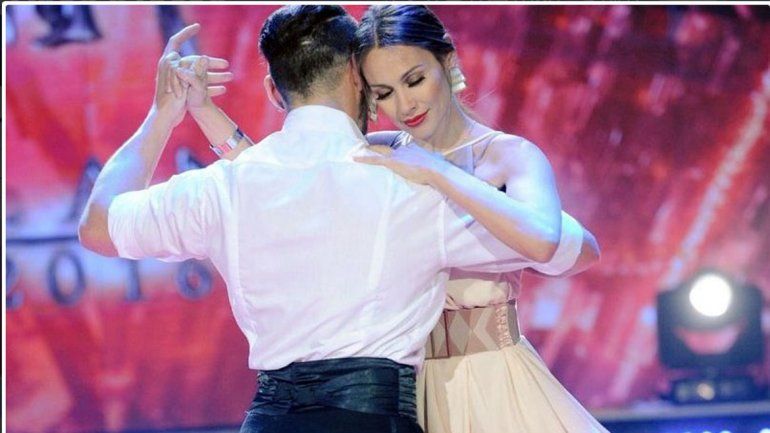 La modelo dejó su lugar en el jurado para seducir al ritmo del 2x4.