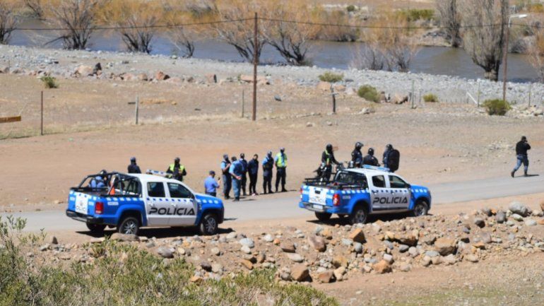 Villa Nahueve: violento desalojo en una protesta contra la represa