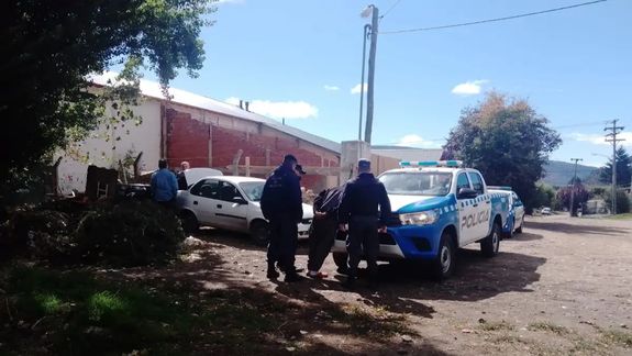 Lo vieron robar por las cámaras en una escuela y lo detuvieron