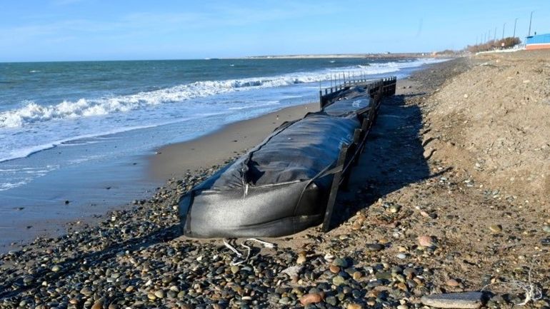 Geotubos en Playa Unión, Rawson. Geotubos en Playa Unión, Rawson.