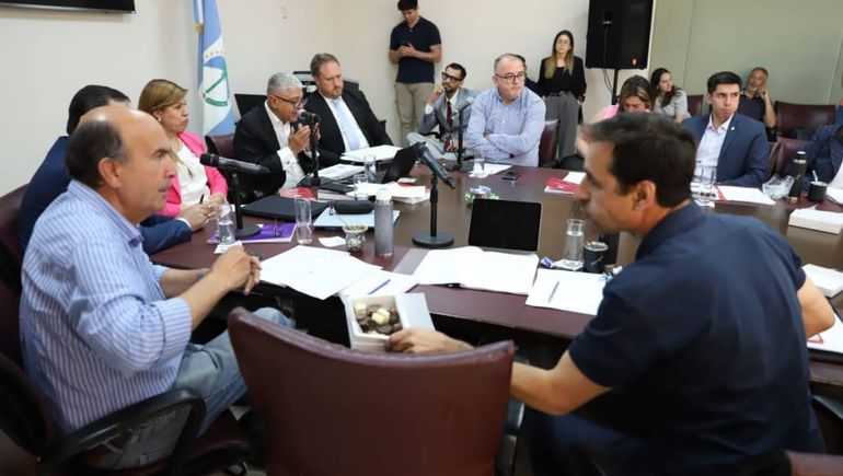 Insólito: los diputados repartieron bombones mientras Gloria Ruiz leía su defensa