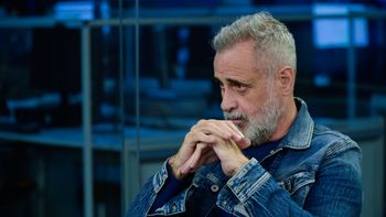 A la salida de la radio, atacaron al periodista Jorge Rial. A la salida de la radio, atacaron al periodista Jorge Rial.