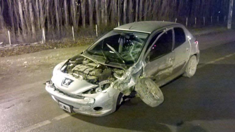 El Peugeot 207 quedó destruido tras el impacto en un acceso a Allen.