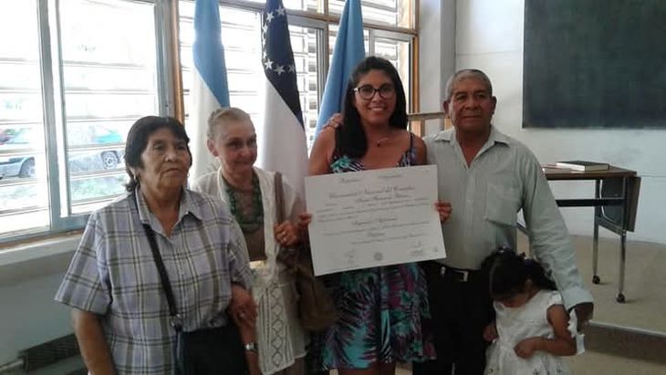 Orgullosa, con su título de Ingeniería. Orgullosa, con su título de Ingeniería.
