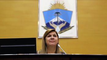 Gloria Ruiz presidiendo una sesión en la Legislatura.