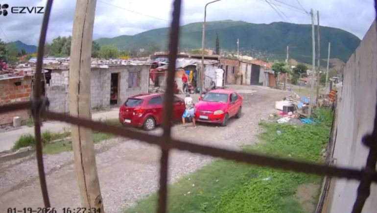 La menor quedó debajo del auto y salvó su vida de milagro.&nbsp;