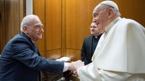 El papa Francisco junto con el director Martín Scorsese