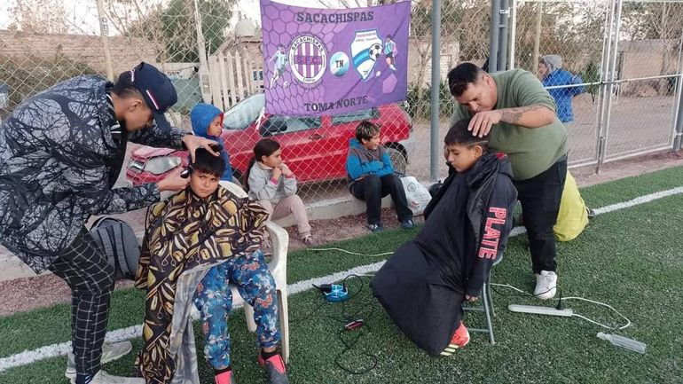 Acción solidaria a dúo. Miguel con Maikol, un colega barber, cortándole el pelo a los chicos que concurren a la escuelita de fútbol Sacachispas de Toma Norte. Acción solidaria a dúo. Miguel con Maikol, un colega barber, cortándole el pelo a los chicos que concurren a la escuelita de fútbol Sacachispas de Toma Norte.