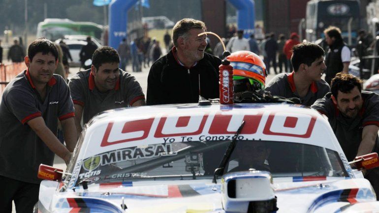 El &nbsp;equipo de Camilo. Todos se ilusionan con ganar la carrera millonaria del Turismo Carretera.&nbsp;