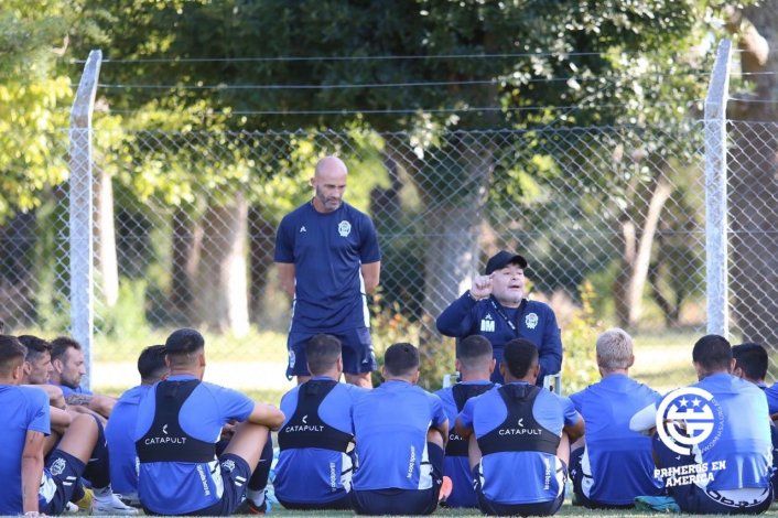 Maradona brindó una charla al plantel en la práctica de hoy.