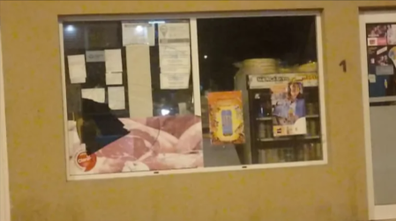 En más de uno de los casos, el costo más importante para los damnificados por los robos en El Calafate fue la reposición de las vidrieras rotas. En más de uno de los casos, el costo más importante para los damnificados por los robos en El Calafate fue la reposición de las vidrieras rotas.