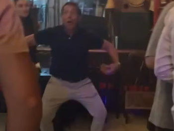 Filman al padre de Agostina Páez, la abogada detenida en Brasil, imitando gestos de un mono Filman al padre de Agostina Páez, la abogada detenida en Brasil, imitando gestos de un mono