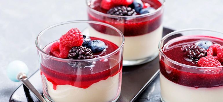 Un postre delicioso la panna cotta de frutos rojos. Un postre delicioso la panna cotta de frutos rojos.