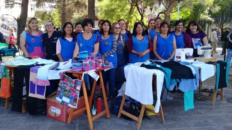 Las obreras textiles sacaron sus máquinas al centro