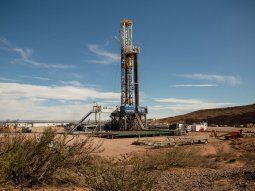 Una torre perforadora en el área Loma Campana, un área emblema del shale oil que opera YPF en Vaca Muerta.