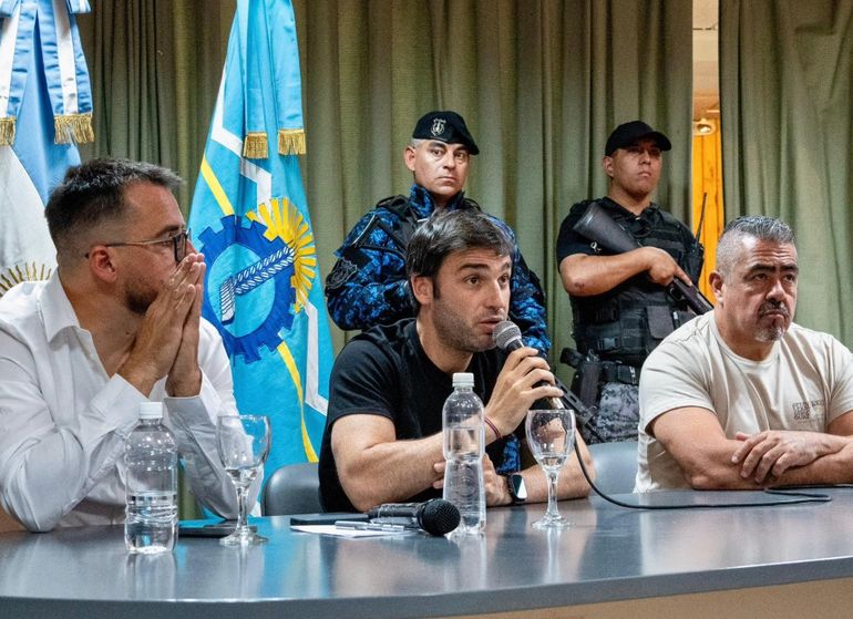 Nacho Torres anunció la inminente implementación del Comando Unificado de Seguridad en Esquel y toda la zona andina. Nacho Torres anunció la inminente implementación del Comando Unificado de Seguridad en Esquel y toda la zona andina.